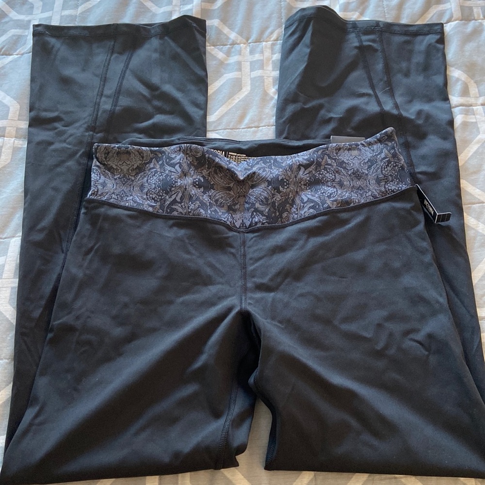 Victoria Secret flare legging NWT